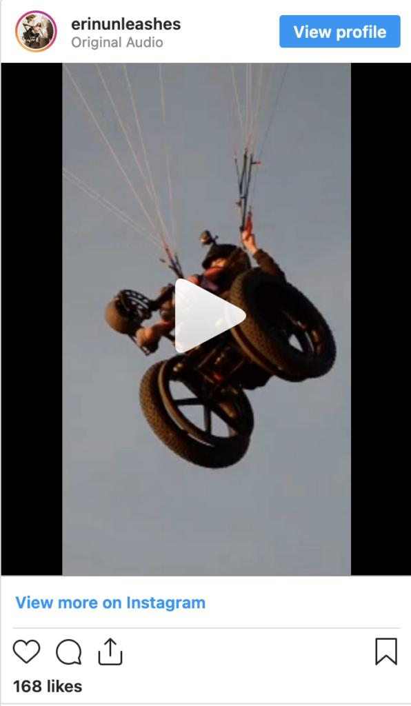 Description du visuel de la publication Instagram intégrée:  Vidéo d’une personne en fauteuil roulant faisant du parapente dans un ciel bleu crayeux. Les roues du fauteuil sont épaisses et adhérentes.  Un « Go-Pro » (Vas-y Champion) est fixé sur le casque du parapentiste.  